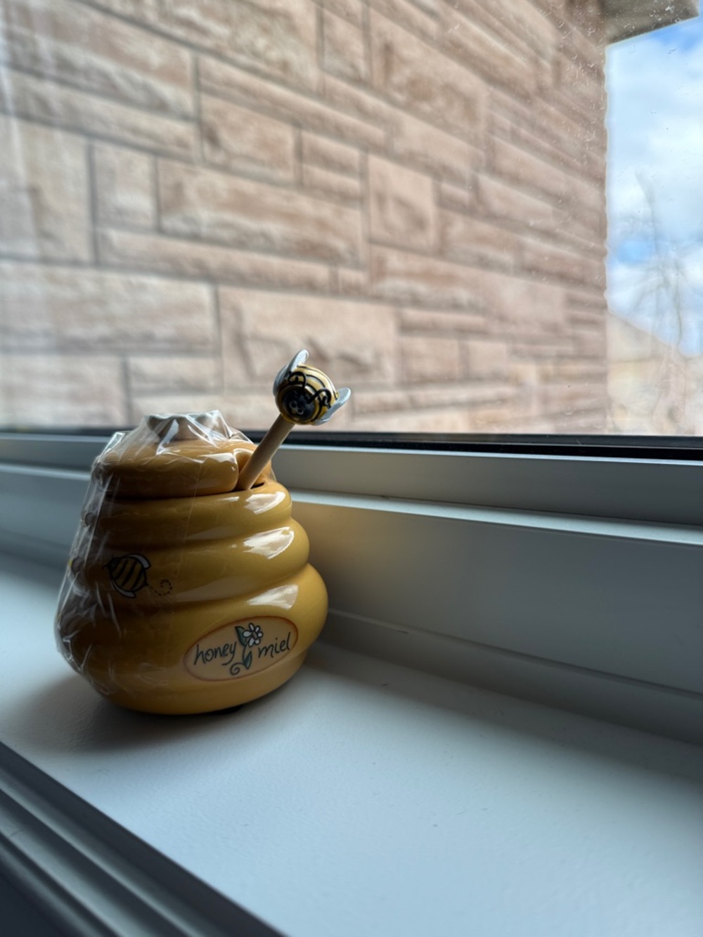 FREE/ Ceramic Honey Pot with Bee Dip Spoon - Yellow